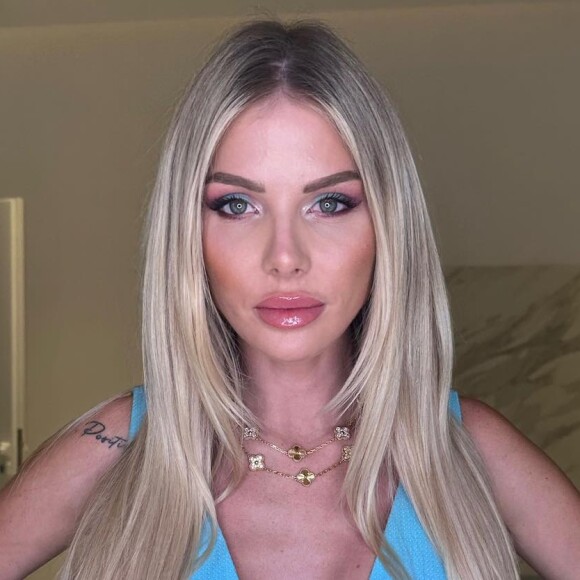 Jessica Thivenin ne cache pas être accro à la chirurgie.
Jessica Thivenin prend la pose sur Instagram