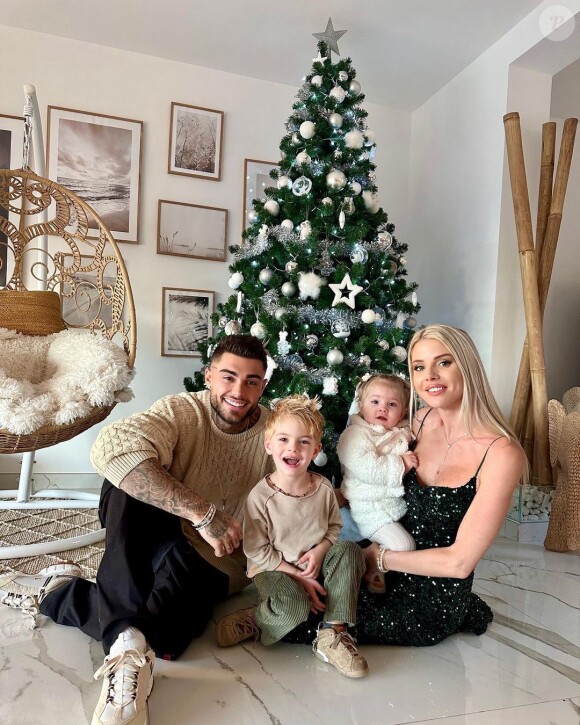 Jessica Thivenin et Thibault Garcia avec leurs enfants Maylone et Leewane à Noël.