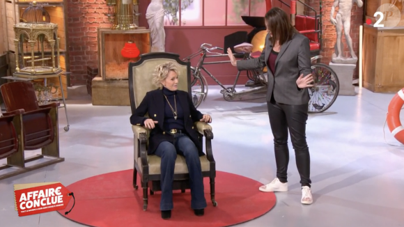 Sophie Davant face à un objet curieux dans "Affaire conclue" sur France 2