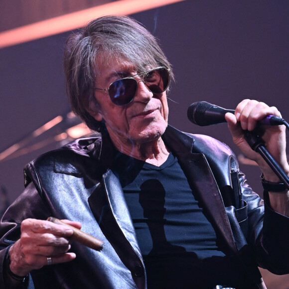 Le chanteur français si célèbre vit désormais des jours paisibles en Corse, entouré de ses 53 chats et de sa compagne Sylvie Duval, avec qui il est en couple depuis 1997. 
Jacques Dutronc et Thomas Dutronc en showcase de leur tournée "Dutronc & Dutronc" au Centre Evénementiel de Courbevoie le 11 avril 2022. Jacques et Thomas Dutronc se rejoignent sur scène pour une tournée unique ! Père et fils, monstres sacrés de la scène française, vous donnent rendez-vous pour des concerts exceptionnels sous le signe du partage et de la complicité. Deux artistes hors du commun à retrouver sur les routes de France. © Coadic Guirec/Bestimage