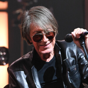 Jacques Dutronc et Thomas Dutronc en showcase de leur tournée "Dutronc & Dutronc" au Centre Evénementiel de Courbevoie le 11 avril 2022. Jacques et Thomas Dutronc se rejoignent sur scène pour une tournée unique ! Père et fils, monstres sacrés de la scène française, vous donnent rendez-vous pour des concerts exceptionnels sous le signe du partage et de la complicité. Deux artistes hors du commun à retrouver sur les routes de France. © Coadic Guirec/Bestimage