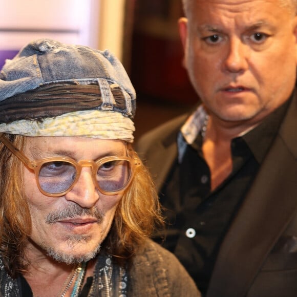 Exclusif - Johnny Depp quitte la projection privée et la masterclass autour du film Donnie Brasco au cinéma du Panthéon à Paris le 26 avril 2023. Après, il est allé dîner à l'Atelier de Joel Robuchon en charmante compagnie.