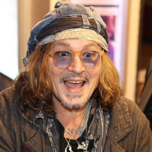 Exclusif - Johnny Depp quitte la projection privée et la masterclass autour du film Donnie Brasco au cinéma du Panthéon à Paris le 26 avril 2023. Après, il est allé dîner à l'Atelier de Joel Robuchon en charmante compagnie.