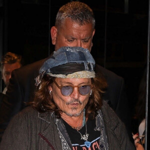 Exclusif - Johnny Depp quitte la projection privée et la masterclass autour du film Donnie Brasco au cinéma du Panthéon à Paris le 26 avril 2023. Après, il est allé dîner à l'Atelier de Joel Robuchon en charmante compagnie.