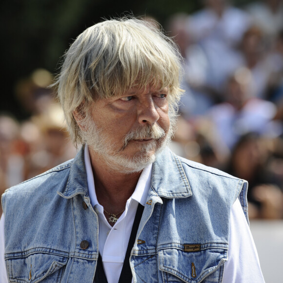 Le chanteur Renaud est heureux avec sa nouvelle compagne Cerise.
Le chanteur Renaud - Tournoi de pétanque Grand Prix des Personnalités d 'Isle sur la Sorgue dans le Vaucluse (84) © Eric Etten / Bestimage