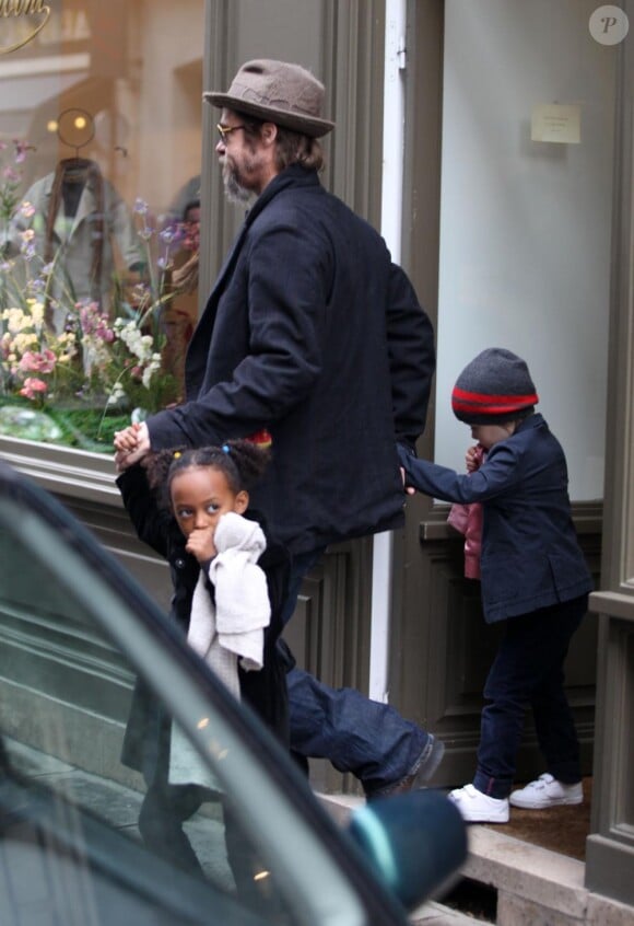 Brad Pitt et ses deux filles Zahara et Shiloh chez Bonpoint à Paris le 23 février 2010