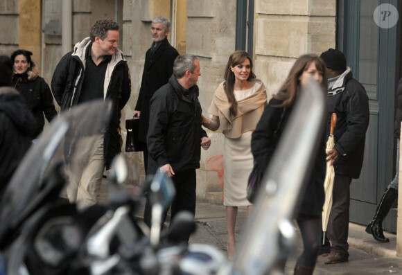 Angelina Jolie sur le tournage de The Tourist à Paris le 25 février 2010