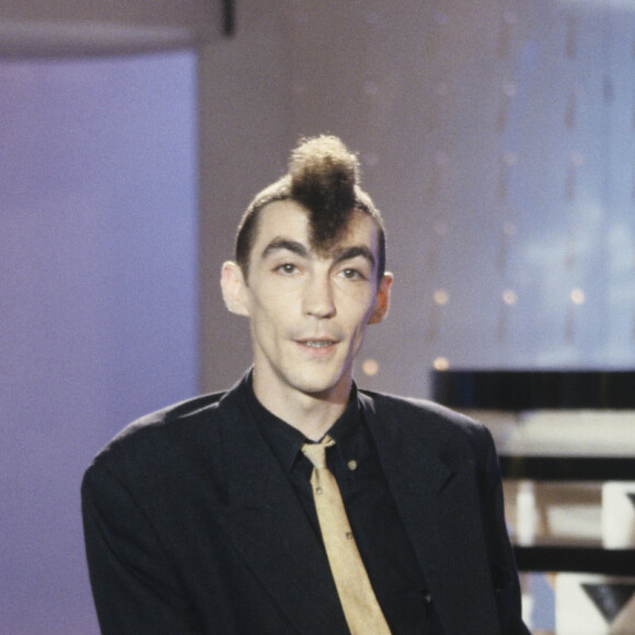 Hubert Mounier était le chanteur du célèbre groupe L'Affaire Louis' Trio
 
Archives - En France, à Paris, sur le plateau de La chance aux Chansons, Cleet Boris (Hubert Mounier), membre du groupe L'Affaire Louis' Trio en juin 1989.