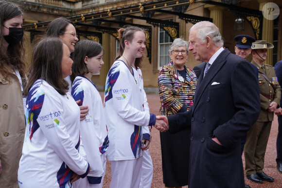 Les raisons de ce coût pharaonique ?

Le roi Charles III d'Angleterre assiste au début de l'Australian Legacy Torch Relay au palais de Buckingham à Londres, le 28 avril 2024. Cela marque le début de l'étape londonienne de la course de relais de l'organisme de bienfaisance qui célèbre son centenaire. 