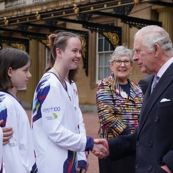 Les raisons de ce coût pharaonique ?

Le roi Charles III d'Angleterre assiste au début de l'Australian Legacy Torch Relay au palais de Buckingham à Londres, le 28 avril 2024. Cela marque le début de l'étape londonienne de la course de relais de l'organisme de bienfaisance qui célèbre son centenaire. 