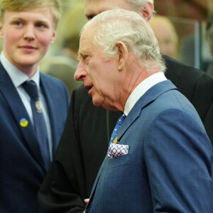 Le roi Charles III d'Angleterre et Camilla Parker Bowles, reine consort d'Angleterre, visitent la bibliothèque centrale de Liverpool, le 26 avril 2023. La venue du couple royal marque officiellement le jumelage de l'établissement de Liverpool avec la première bibliothèque publique d'Ukraine, "la bibliothèque scientifique régionale d'Odessa". Les souverains rencontreront des partenaires impliqués à la fois dans un festival culturel, prévu en marge du concours Eurovision, et dans "Eurolearn", un programme éducatif inspiré de l'Eurovision pour les élèves du primaire et du secondaire. 