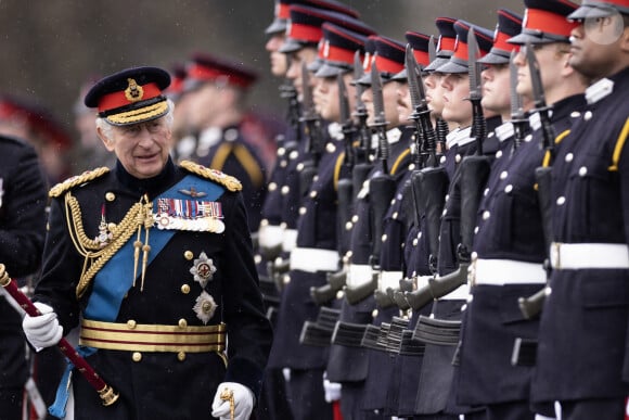 Un montant qui est cinq fois supérieur aux dépenses liées au couronnement d'Elizabeth II.
Le roi Charles III d'Angleterre assiste à la 200ème édition de la Sovereign's Parade (Parade du souverain) à l'académie militaire royale Sandhurst à Camberley, le 14 avril 2023.