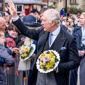 Les moyens de sécurité mis en place pour l'événement qui à eux seuls équivalent à 150 millions de livres sterling, 171 millions d'euros.
Le roi Charles III d'Angleterre et Camilla Parker Bowles, reine consort d'Angleterre, à la rencontre des habitants d'York, après le Royal Maundy Service à la cathédrale de Saint Pierre, le 6 avril 2023. Selon la tradition, le roi a distribué cérémonieusement de petites pièces d'argent appelées "Maundy money", comme aumône symbolique aux personnes âgées. 