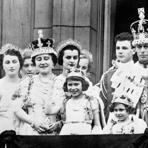 Archives - La reine mère Elizabeth, la princesse Elizabeth, la princesse Margaret et le roi George VI, au balcon du palais de Buckingham à Londres, après le couronnement du roi George VI. Le 12 mai 1937 