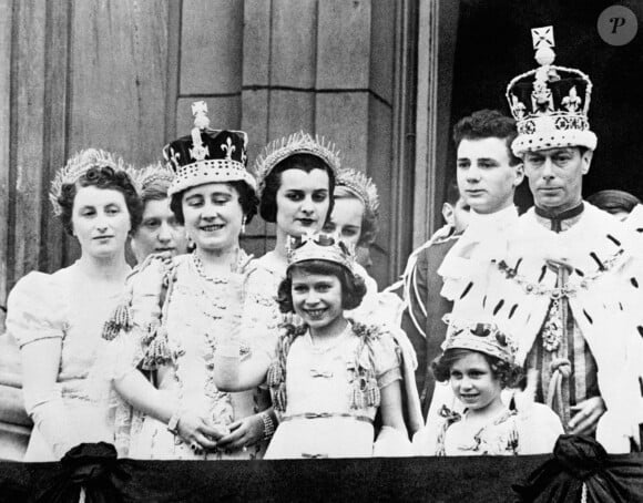 Archives - La reine mère Elizabeth, la princesse Elizabeth, la princesse Margaret et le roi George VI, au balcon du palais de Buckingham à Londres, après le couronnement du roi George VI. Le 12 mai 1937 