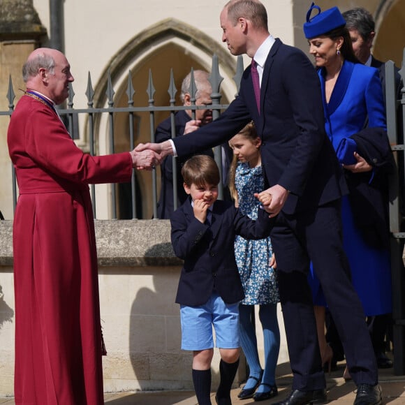 La fille de Kate Middleton et du prince William est vêtue d'un pull rayé bleu et blanc, vendu 23 livres sterling selon le Mirror, d'un chemisier boutonné et d'un jean. Une photo tout en simplicité qui montre à quel point la fillette est heureuse.
Le prince Andrew, duc d'York, Le prince William, prince de Galles, Le prince Louis de Galles, Catherine (Kate) Middleton, princesse de Galles, La princesse Charlotte de Galles - La famille royale du Royaume Uni arrive à la chapelle Saint George pour la messe de Pâques au château de Windsor le 9 avril 2023. 