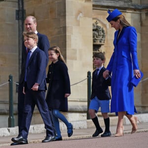 Le prince William, prince de Galles, Catherine (Kate) Middleton, princesse de Galles, le prince George, la princesse Charlotte et le prince Louis - La famille royale du Royaume Uni arrive à la chapelle Saint George pour la messe de Pâques au château de Windsor le 9 avril 2023. 