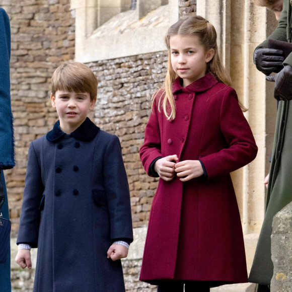 Un événement important pour ses parents, le prince William et Kate Middleton qui ont décidé de dévoiler un magnifique portrait de la fillette. 
Le prince Louis de Galles, et la princesse Charlotte de Galles - La famille royale d'Angleterre assiste au service religieux de Noël à l'église St Mary Magdalene à Sandringham, Norfolk, Royaume Uni, le 25 décembre 2022. 