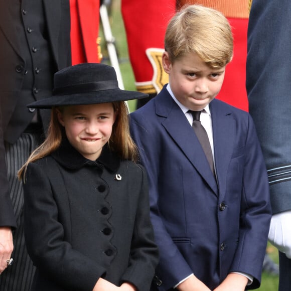 Sur le compte Instagram officiel du prince et de la princesse de Galles, une photo de la soeur des princes George et Louis a ainsi été partagée.
La princesse Charlotte de Galles et Le prince George de Galles, - Funérailles nationales de la reine Elizabeth II à Londres, Royaume Uni, le 19 septembre 2022. © Avalon/panoramic/Bestimage 