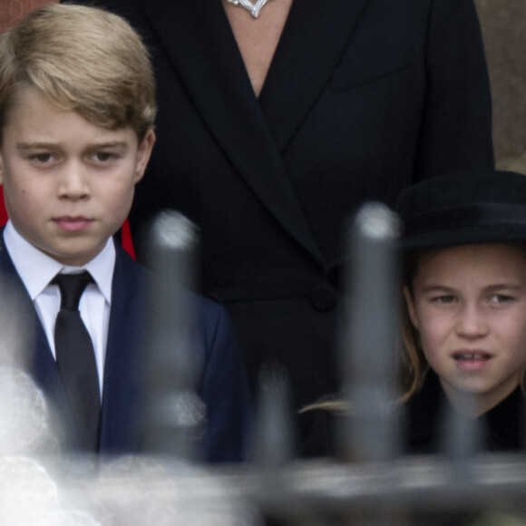 Devant tant d'amour, ses parents ont décidé de remercier leurs fans en dévoilant une nouvelle photo. 
Le prince George de Galles, La princesse Charlotte de Galles - Procession du cercueil de la reine Elizabeth II d'Angleterre de Wesminster Hall où il était exposé au public, jusqu'à l'Abbaye de Westminster. Le cercueil est installé sur l'affût du canon, puis tiré par 142 marins de la Royal Navy à l'aide de cordages, dans la plus pure tradition de la monarchie britannique. Cette tradition remonte aux funérailles d'Etat de la reine Victoria en février 1901. Londres, le 19 septembre 2022. 