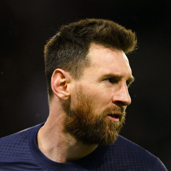 Lionel Messi attaqué par une ancienne star du PSG !
Le Paris Saint-Germain a ouvert une procédure disciplinaire à l'encontre de sa star argentine Lionel Messi, qui sera suspendu plusieurs jours après un voyage en Arabie saoudite effectué sans l'accord de son club La direction devrait " probablement " suspendre Messi pendant deux semaines, notant que " personne n'est au-dessus de l'institution ". " Il ne peut pas s'entraîner, ne peut jouer et il n'est pas payé le temps de la procédure disciplinaire ", a poursuivi la source ayant connaissance du dossier. Le Ballon d'or s'était absenté après la défaite de dimanche contre Lorient en Ligue 1 (3-1), et avait manqué l'entraînement du PSG lundi. Il avait été aperçu en Arabie saoudite, dans le cadre d'un contrat avec l'office du tourisme du pays, dont il fait régulièrement la promotion sur ses réseaux sociaux. Lionel Messi (PSG) - Match de championnat de Ligue 1 Uber Eats opposant le Paris Saint-Germain (PSG) au RC Lens (3-1) au Parc des Princes à Paris.