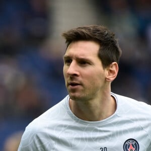 L'Argentin s'est attiré les foudres des dirigeants du club parisien
Le Paris Saint-Germain a ouvert une procédure disciplinaire à l'encontre de sa star argentine Lionel Messi, qui sera suspendu plusieurs jours après un voyage en Arabie saoudite effectué sans l'accord de son club La direction devrait " probablement " suspendre Messi pendant deux semaines, notant que " personne n'est au-dessus de l'institution ". " Il ne peut pas s'entraîner, ne peut jouer et il n'est pas payé le temps de la procédure disciplinaire ", a poursuivi la source ayant connaissance du dossier. Le Ballon d'or s'était absenté après la défaite de dimanche contre Lorient en Ligue 1 (3-1), et avait manqué l'entraînement du PSG lundi. Il avait été aperçu en Arabie saoudite, dans le cadre d'un contrat avec l'office du tourisme du pays, dont il fait régulièrement la promotion sur ses réseaux sociaux. Echauffement - Lionel Leo Messi ( 30 - PSG ) - lors du match de Ligue 1 Uber Eats "PSG - Lille (4-3)" au Parc des Princes, le 19 février 2023.