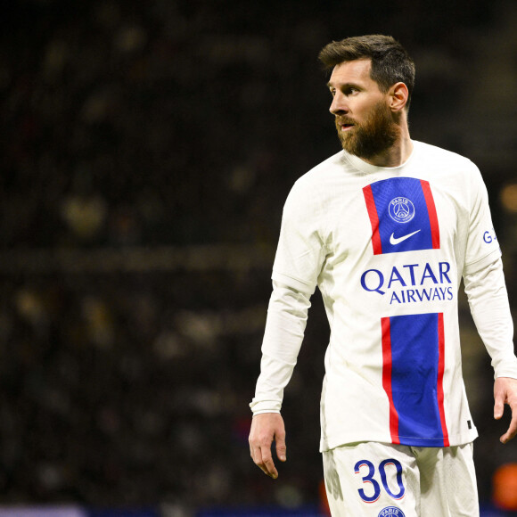 Le Paris Saint-Germain a ouvert une procédure disciplinaire à l’encontre de sa star argentine Lionel Messi, qui sera suspendu plusieurs jours après un voyage en Arabie saoudite effectué sans l’accord de son club La direction devrait « probablement » suspendre Messi pendant deux semaines, notant que « personne n’est au-dessus de l’institution ». « Il ne peut pas s’entraîner, ne peut jouer et il n’est pas payé le temps de la procédure disciplinaire », a poursuivi la source ayant connaissance du dossier. Le Ballon d’or s’était absenté après la défaite de dimanche contre Lorient en Ligue 1 (3-1), et avait manqué l’entraînement du PSG lundi. Il avait été aperçu en Arabie saoudite, dans le cadre d’un contrat avec l’office du tourisme du pays, dont il fait régulièrement la promotion sur ses réseaux sociaux. Lionel Leo Messi (PSG) - Match de football Ligue 1 Uber Eats Angers Vs PSG (Paris Saint-Germain) 0-2 à Angers le 21 avril 2023. © JB Autissier / Panoramic / Bestimage