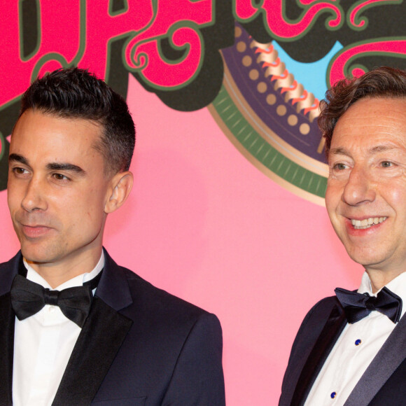 Stéphane Bern et son compagnon Yori Bailleres - Arrivées des invités au Bal de la Rose 2023 sur le thème "Bollywood" à la salle des étoiles à Monaco le 25 mars 2023. © Olivier Huitel / Pool / Bestimage