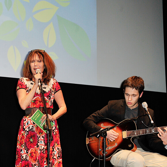 Clementine Celarie et ses fils Abraham et Balthazar chantent a l'occasion du Festival Atmosphere a Courbevoie le 2 Avril 2013.