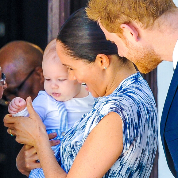 Le prince Harry et Meghan Markle présentent leur fils Archie à Desmond Tutu à Cape Town, Afrique du Sud le 25 septembre 2019. 
