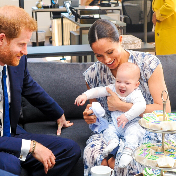 Le prince Harry et Meghan Markle présentent leur fils Archie à Desmond Tutu à Cape Town, Afrique du Sud le 25 septembre 2019. 