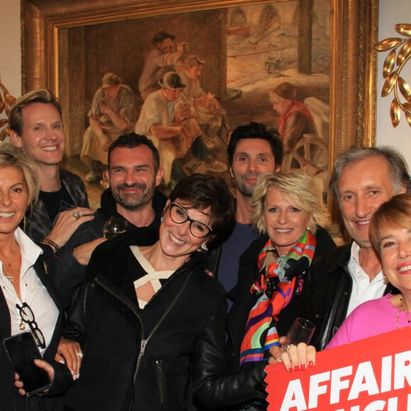 Exclusif - Caroline Margeridon, Sophie Davant, sa fille Valentine et les acheteurs de "Affaire Conclue" - Fête des puces de St Ouen au marché Biron avec les acheteurs de l'émission "Affaire conclue" le 6 octobre 2022. © Philippe Baldini / Bestimage