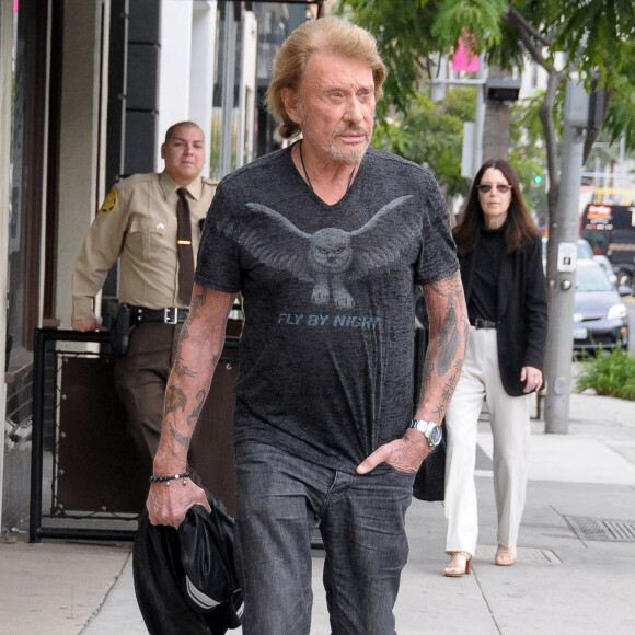 "Il lui a fait la cour pendant trois ans à l'époque où elle sortait avec Johnny Hallyday qu'elle avait rencontré à Biarritz", apprend-t-on.
Johnny Hallyday se promène dans les rues de Beverly Hills, le 12 novembre 2013. 