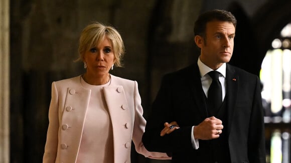 Brigitte Macron très chic au couronnement de Charles III : chignon sophistiqué et robe élégante aux côtés d'Emmanuel