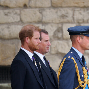 Le prince William, prince de Galles, Le prince Harry, duc de Sussex, et Peter Phillips - Sorties du service funéraire à l'Abbaye de Westminster pour les funérailles d'Etat de la reine Elizabeth II d'Angleterre, à Londres, Royaume Uni, le 19 septembre 2022. © Peter Byrne/ PA via Bestimage