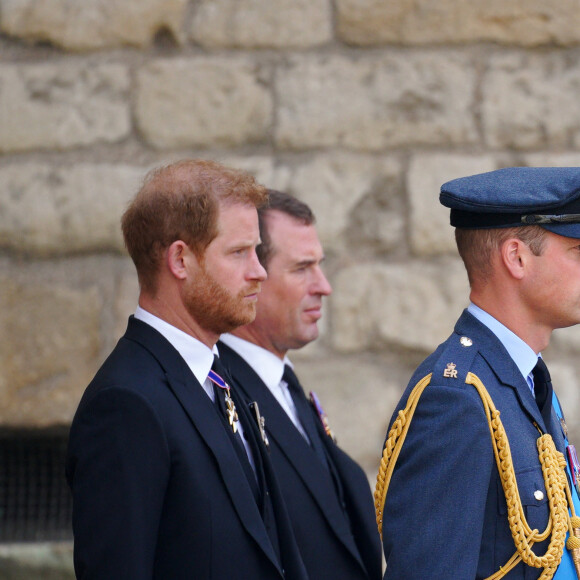 Le prince William, prince de Galles, Le prince Harry, duc de Sussex, et Peter Phillips - Sorties du service funéraire à l'Abbaye de Westminster pour les funérailles d'Etat de la reine Elizabeth II d'Angleterre, à Londres, Royaume Uni, le 19 septembre 2022. © Peter Byrne/ PA via Bestimage