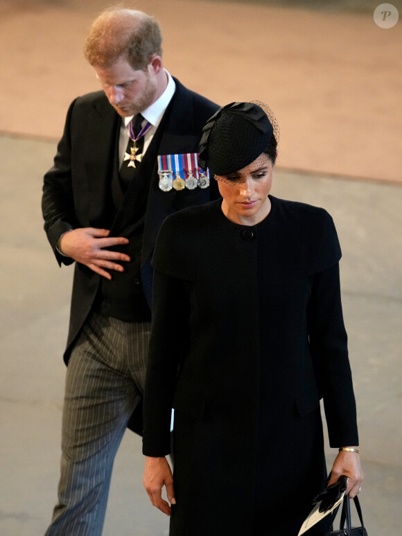Il n'est pas clairement indiqué, en revanche,  si Harry était à bord.
Le prince Harry, duc de Sussex, Meghan Markle, duchesse de Sussex - Intérieur - Procession cérémonielle du cercueil de la reine Elisabeth II du palais de Buckingham à Westminster Hall à Londres. Le 14 septembre 2022 