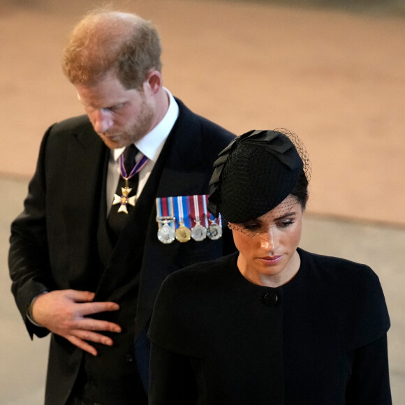 Il n'est pas clairement indiqué, en revanche,  si Harry était à bord.
Le prince Harry, duc de Sussex, Meghan Markle, duchesse de Sussex - Intérieur - Procession cérémonielle du cercueil de la reine Elisabeth II du palais de Buckingham à Westminster Hall à Londres. Le 14 septembre 2022 