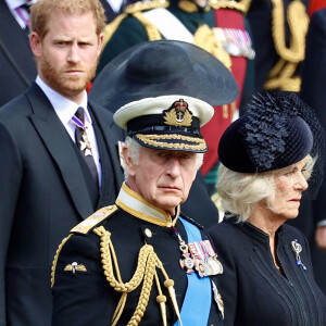 Le 6 mai 2023, le prince Charles deviendra officiellement le roi Charles III, succédant à sa mère Elizabeth II.
Le roi Charles III d'Angleterre, Camilla Parker Bowles, le prince Harry, la princesse Beatrice d'York - Procession du cercueil de la reine Elizabeth II d'Angleterre de l'Abbaye de Westminster à Wellington Arch à Hyde Park Corner.
