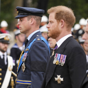 Un avion privé a en tout cas fait le trajet depuis l'aéroport de Van Nuys jusqu'à Farnborough, à deux pas du château de Windsor.
Le prince William, le prince Harry, duc de Sussex et Peter Phillips - Procession du cercueil de la reine Elizabeth II d'Angleterre de Wesminster Hall jusqu'à l'Abbaye de Westminster. Le 19 septembre 2022. © Emilio Morenatti / PA via Bestimage