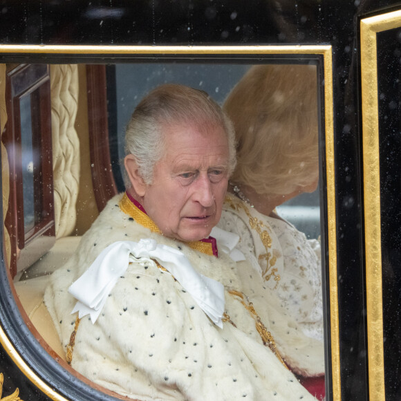 Le roi Charles III d'Angleterre et Camilla Parker Bowles, reine consort d'Angleterre, quittent le palais de Buckingham palace en carrosse Diamond Jubilee State Coach pour l'abbaye de Westminster de Londres, Royaume Uni, avant leur cérémonie de couronnement, le 6 mai 2023. 