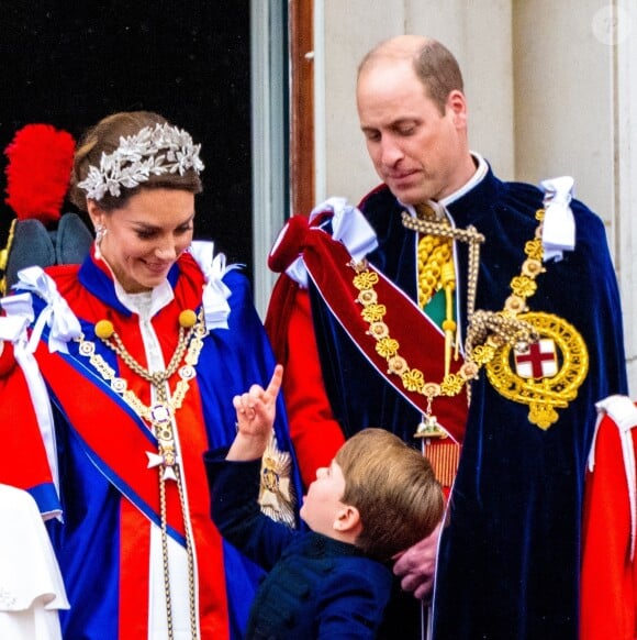 Le prince Louis de Galles, le prince William, prince de Galles, et Catherine (Kate) Middleton, princesse de Galles - La famille royale britannique salue la foule sur le balcon du palais de Buckingham lors de la cérémonie de couronnement du roi d'Angleterre à Londres le 5 mai 2023.
