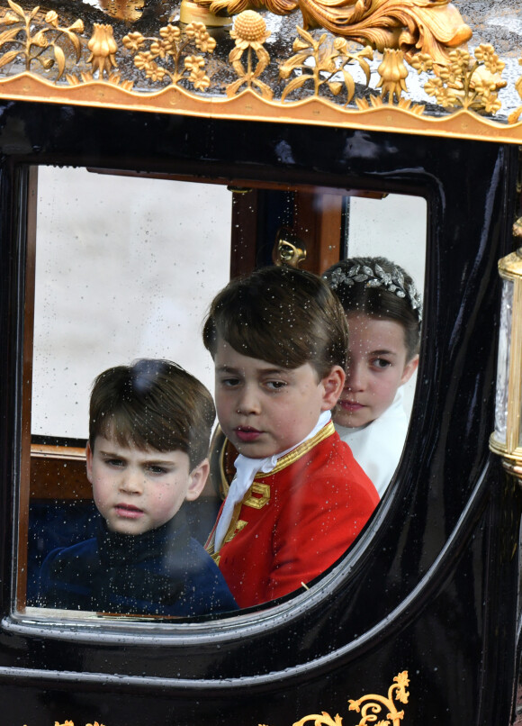 Le prince George de Galles, la princesse Charlotte de Galles, le prince Louis de Galles - La famille royale britannique salue la foule sur le balcon du palais de Buckingham lors de la cérémonie de couronnement du roi d'Angleterre à Londres le 5 mai 2023.