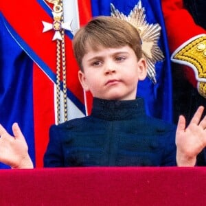 Il a assisté, comme un grand, à la plupart des étapes du couronnement de son grand-père le roi Charles III.
Le prince Louis de Galles - La famille royale britannique salue la foule sur le balcon du palais de Buckingham lors de la cérémonie de couronnement du roi d'Angleterre à Londres.