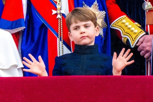 Il a assisté, comme un grand, à la plupart des étapes du couronnement de son grand-père le roi Charles III.
Le prince Louis de Galles - La famille royale britannique salue la foule sur le balcon du palais de Buckingham lors de la cérémonie de couronnement du roi d'Angleterre à Londres.