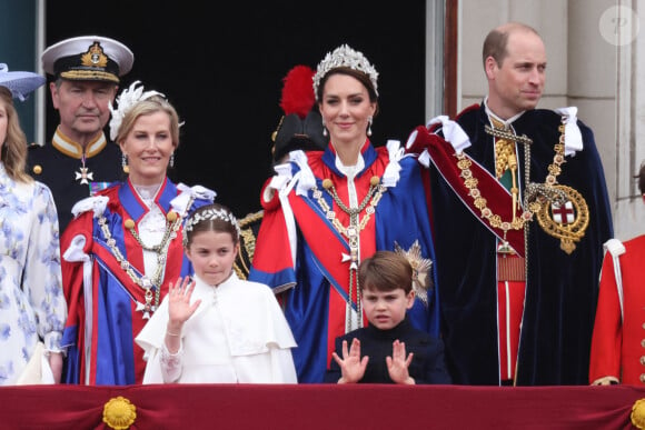 Sophie, duchesse d'Edimbourg, le prince William, prince de Galles, Catherine (Kate) Middleton, princesse de Galles, la princesse Charlotte de Galles, le prince Louis de Galles - La famille royale britannique salue la foule sur le balcon du palais de Buckingham lors de la cérémonie de couronnement du roi d'Angleterre à Londres le 5 mai 2023.