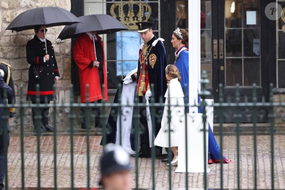 William et Kate seraient à l'origine d'un couac lors du couronnement de Charles III et Camilla
Le prince William, prince de Galles, Catherine (Kate) Middleton, princesse de Galles, la princesse Charlotte de Galles, le prince Louis de Galles lors de la cérémonie de couronnement du roi d'Angleterre à Londres