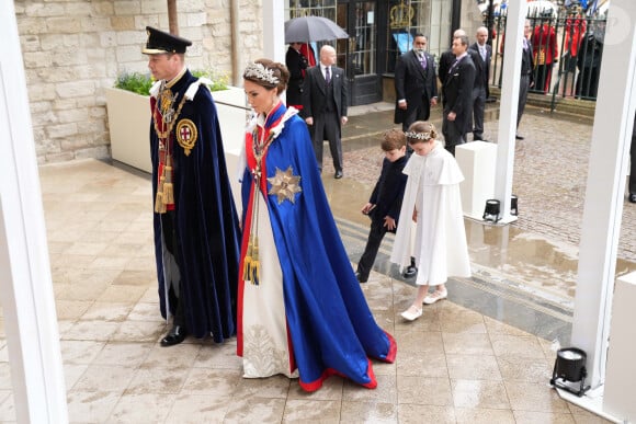 Le prince William, prince de Galles, et Catherine (Kate) Middleton, princesse de Galles, Le prince Louis de Galles et La princesse Charlotte de Galles - Les invités arrivent à la cérémonie de couronnement du roi d'Angleterre à l'abbaye de Westminster de Londres, Royaume Uni, le 6 mai 2023.