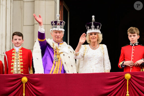 Ce qui n'a pas été le cas, et a donc obligé le fils d'Elizabeth II à patienter quelques instants. Un changement de plan a alors eu lieu : il est arrivé dans l'abbaye de Westminster avant William.
La famille royale britannique salue la foule sur le balcon du palais de Buckingham lors de la cérémonie de couronnement du roi d'Angleterre à Londres Le roi Charles III d'Angleterre et Camilla Parker Bowles, reine d'Angleterre - La famille royale britannique salue la foule sur le balcon du palais de Buckingham lors de la cérémonie de couronnement du roi d'Angleterre à Londres le 5 mai 2023.