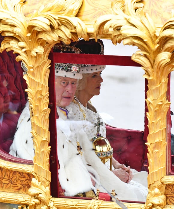 Le souverain aurait été agacé de voir que son fils aîné William et sa famille étaient en retard
Le roi Charles III d'Angleterre et Camilla Parker Bowles, reine d'Angleterre - Sortie de la cérémonie de couronnement du roi d'Angleterre à l'abbaye de Westminster de Londres, Royaume Uni, le 6 mai 2023.